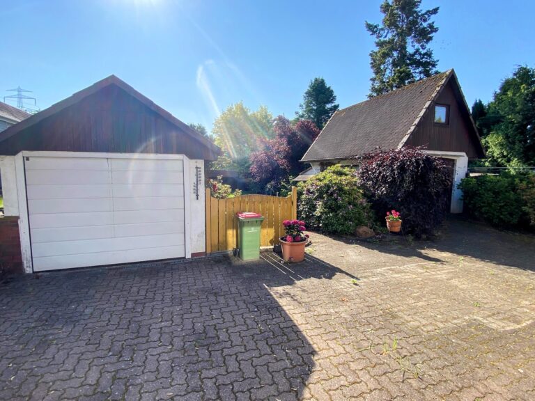 Hof mit Nebengebäude & Garage